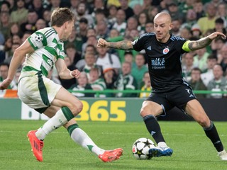 Na snímke kapitán ŠK Slovan Bratislava Vladimír Weiss ml. (vpravo) a Alistair Johnston zo Celticu Glasgow počas zápasu 1. kola ligovej fázy Ligy majstrov Celtic Glasgow - ŠK Slovan Bratislava v stredu 18. septembra 2024 v Glasgowe. 