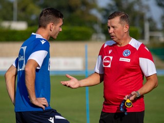 Filip Mielke v debate s trénerom Jaroslavom Kentošom na tréningu reprezentácie do 21 rokov v Šamoríne (1.9.2024)