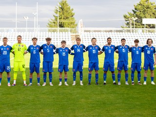 Reprezentanti do 17 rokov pred začiatkom priateľského zápasu Slovensko U17 – Srbsko U17 v Senci (24.9.2024)