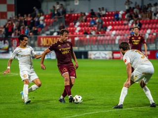 Richard Bartoš (vľavo) z Liptovského Mikuláša sa snaží presadiť proti Gergelymu
Tummovi (vpravo) z FC ViOn.