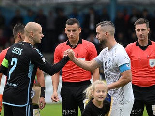 Kapitáni pred zápasom FK Beluša – ŠK Slovan (1:6) – vľavo Vladimír Weiss ml., vpravo domáci Michal Hrenák.