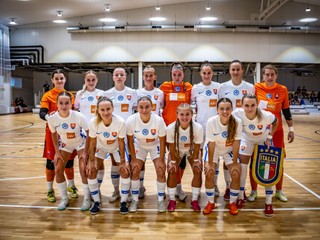 Slovenská futsalová reprezentácia žien pred prípravným zápasom Slovensko - Taliansko 1:4 (9.9.2024, Šamorín).