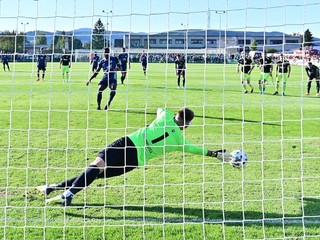 Ezekiel Henty premieňa pokutový kop proti Beluši. Pred štyrmi rokmi Slovan vyhral 2:0.