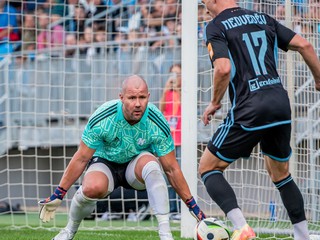 Brankár AC Nitra Ľuboš Ilizi sa snaží vykryť priestor pred Jurijom Medveděvom z ŠK
Slovan.