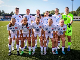 Základná zostava pred zápasom WU19 Česko - Slovensko 18. septembra 2024 v Uherskom Brode. Na foto hore zľava Martišková, Rumančíková, H. Melicharek, Pálková, Žigová, Opalková, dole zľava Gunišová, K. Bučková, Sluková, Servátková, Pajúnková.