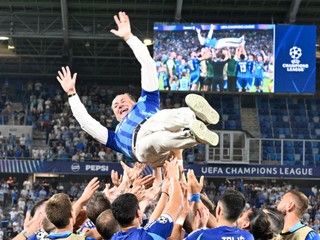 Tréner  Vladimír Weiss nad hlavami hráčov po víťazstve 3:2 v odvetnom stretnutí play-off Ligy majstrov ŠK Slovan Bratislava - FC Midtjylland (28.08.2024 v Bratislave).