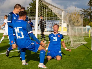 Radosť kapitána Adama Rajnohu po strelení gólu v priateľskom zápase Slovensko U17 – Srbsko U17 v Senci (24.9.2024)