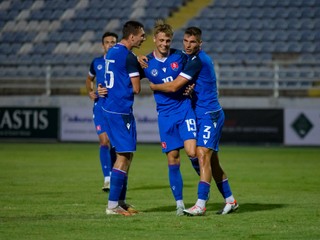 Timotej Jambor (uprostred) v obkľúčení svojich spoluhráčov Filipa Mielkeho a Patrika Leitnera po strelení gólu na 1:0 v prípravnom zápase Slovensko U21 – Bielorusko U21 v Achnas na Cypre (10.9.2024)