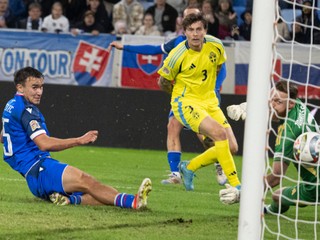 Na snímke zľava gól strieľa Dávid Strelec (Slovensko), Švédi Victor Lindelhöf a brankár Viktor Johansson počas zápasu C-divízie Ligy národov Slovensko - Švédsko 11. októbra 2024 v Bratislave. 