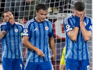 Na snímke hráči Slovana reagujú po inkasovaní druhého gólu sprava Danylo Ignatenko, Dávid Strelec a Guram Kašia počas zápasu 3. kola ligovej fázy Ligy majstrov vo futbale FC Girona - ŠK Slovan Bratislava v Girone v utorok 22. októbra 2024. 