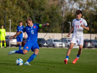 Jakub Koščo strieľa cez Matouša Srba v prípravnom zápase Slovensko U16 – Česko U16 v Dunajskej Strede (1.10.2024)