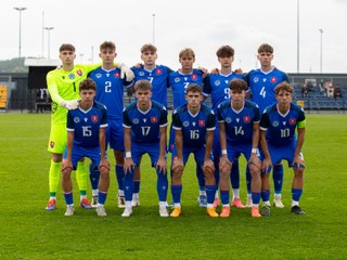 Slovenská reprezentácia do 18 rokov pred prípravným zápasom Slovensko U18 – Maďarsko U18 v Dunajskej Strede (3.10.2024)