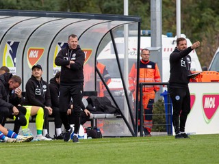 Juraj Ančic (vľavoň a jeho asistent Erik Laco v prípravnom zápase Slovensko U18 – Maďarsko U18 v Dunajskej Strede (3.10.2024)