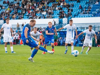 Dominik Javorček premieňa pokutový kop v prípravnom medzištátnom zápase Slovensko U21 – Grécko U21 (Nitra, 11.10.2024)