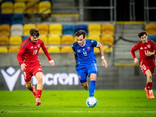 Charlie Crew (v červenom) a Roman Čerepkai v prípravnom zápase Slovensko 21 – Wales 21 v Dunajskej Strede (15.10.2024)