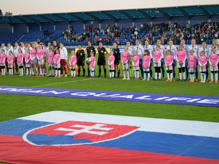 Na snímke futbalistky Slovenska (vpravo) a Walesu (vľavo) pred prvým zápasom prvého kola play off o postup na ME Slovensko - Wales v Poprade 25. októbra 2024. 