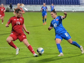 Na snímke sprava Martina Šurnovská (Slovensko) a Hayley Laddová (Wales) bojujú o loptu počas prvého zápasu prvého kola play off o postup na budúcoročné ME vo futbale žien Slovensko - Wales v Poprade 25. októbra 2024.