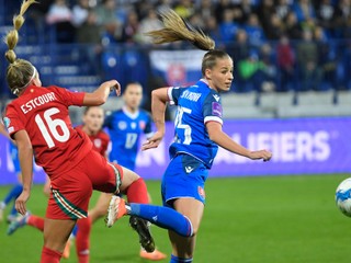 Na snímke sprava Tamara Morávková (Slovensko) a Charlotte Estcourtová (Wales) bojujú o loptu počas prvého zápasu prvého kola play off o postup na budúcoročné ME vo futbale žien Slovensko - Wales v Poprade 25. októbra 2024. 