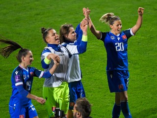 Na snímke hráčky Slovenska sa tešia z výhry 2:1 po  prvom zápase prvého kola play off o postup na budúcoročné ME vo futbale žien Slovensko - Wales v Poprade 25. októbra 2024.