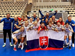 Ženská futsalová reprezentácia SR po zápase Lotyšsko - Slovensko 1:6 (Alingsas, 19.10.2024).