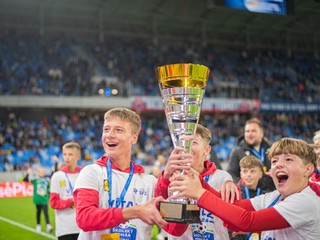 Víťazi 11. ročníka Školského pohára 2024 počas čestného kola víťazov na štadióne NFŠ v Bratislave  (11. október 2024, Bratislava).