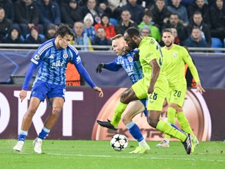 Na snímke zľava Dávid Strelec, Nino Marcelli (obaja Slovan) a Kévin Théophile-Catherine (Dinamo) bojujú o loptu počas zápasu 4. kola ligovej fázy Ligy majstrov (LM) vo futbale ŠK Slovan Bratislava - Dinamo Záhreb v Bratislave v utorok 5. novembra 2024.