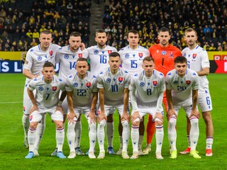 Futbalisti základnej jedenástky Slovenska pózujú pred zíapasom 5. kola C-divízie Ligy národov Švédsko - Slovensko v sobotu 16. novembra 2024 v Štokholme. Horný rad zľava Denis Vavro, Milan Škriniar, Dávid Hancko, David Strelec, brankár Martin Dúbravka a Norbert Gyömbér. Dolný rad zľava Tomáš Suslov, Stanislav Lobotka, László Bénes, Ondrej Duda a Dávid Ďuriš. 