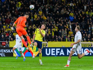 Na snímke zľava brankár Martin Dúbravka (Slovensko) a Viktor Gyökeres (Švédsko) a Norbert Gyömbér (Slovensko) počas zápasu 5. kola C-divízie Ligy národov Švédsko - Slovensko v sobotu 16. novembra 2024 v Štokholme. 