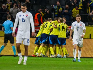 Na snímke vľavo David Strelec (Slovensko), uprostred hráči Švédska sa tešia z gólu na 2:1 a vpravo Tomáš Suslov (Slovensko) počas zápasu 5. kola C-divízie Ligy národov Švédsko - Slovensko v sobotu 16. novembra 2024 v Štokholme.