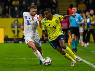 Na snímke zľava Dávid Hancko (Slovensko) a Alexander Isak (Švédsko) počas zápasu 5. kola C-divízie Ligy národov Švédsko - Slovensko v sobotu 16. novembra 2024 v Štokholme. 