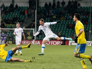 Strelecký pokus Filipa Hološka v prípravnom zápase Slovensko - Švédsko 0:0. Žilina, 26. marca 2013.