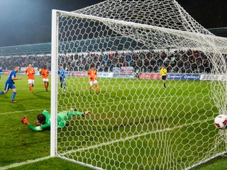 Jeden z najpamätenších zápasov slovenskej 21-ky a slávne víťazstvo nad Holandskom v Myjave 17. novembra 2015. Na snímke Slovák Adam Zreľák premieňa pokutový kop a zvyšuje na konečných 4:2.