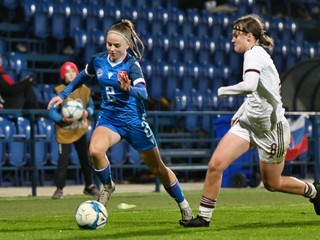 Na snímke Ema Marhevková a Laura Kallase v zápase 1. fázy kvalifikácie o postup na ME 2025 Slovensko WU17 - Lotyšsko WU17 3:0 (Poprad, 8.11.2024).