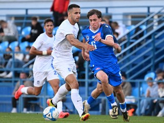 Na snímke vpravo hráč Slovenska Leo Sauer a hráč Grécka Apostolos Konstantopoulos počas priateľského zápasu medzi Slovenskom U21 a Gréckom U21 v Nitre v piatok 11. októbra 2024.