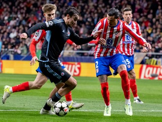 Na snímke vľavo Dávid Strelec (Slovan) a vpravo José Giménez (Atletico) počas futbalového zápasu 6. kola ligovej fázy Ligy majstrov Atletico Madrid - ŠK Slovan Bratislava 11. decembra 2024 v Madride. 