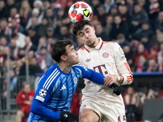 Na snímke sprava Aleksandar Pavlovič (Bayern) a David Strelec (Slovan) bojujú o loptu počas zápasu záverečného 8. kola ligovej fázy Ligy majstrov vo futbale Bayern Mníchov - Slovan Bratislava v Mníchove v stredu 29. januára 2025. 