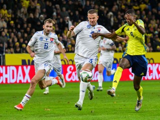 Na snímke zľava Norbert Gyömbér (Slovensko), Denis Vavro (Slovensko) a Alexander Isak (Švédsko) počas zápasu 5. kola C-divízie Ligy národov Švédsko - Slovensko v sobotu 16. novembra 2024 v Štokholme. 