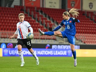 Na snímke vpravo hráčka Slovenska Klaudia Fabová a hráčka Faerských ostrovov Durita Hummeland počas zápasu Ligy národov skupiny C medzi Slovenskom a Faerskými ostrovmi v Trnave v piatok 21. februára 2025. 