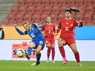 Na snímke vľavo hráčka Slovenska Dominika Škorvánková strieľa gól na 1:0, vpravo sa prizerá  hráčka Moldavska Madalina Badiceanuová počas zápasu 2. kola 1. skupiny C-divízie Ligy národov Slovensko - Moldavsko v Trnave v utorok 25. februára 2025. 