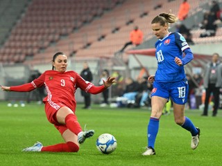 Na snímke vpravo hráčka Slovenska Dominika Škorvánková a hráčka Moldavska Daniela Mardariová počas zápasu 2. kola 1. skupiny C-divízie Ligy národov Slovensko - Moldavsko v Trnave v utorok 25. februára 2025. 