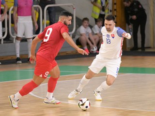 Na snímke zľava Kahan Ozcan (Turecko) a Martin Doša (Slovensko) v zápase 3. skupiny hlavného kola kvalifikácie ME 2026 vo futsale medzi Slovenskom a Tureckom 7. marca 2025 v Leviciach. 