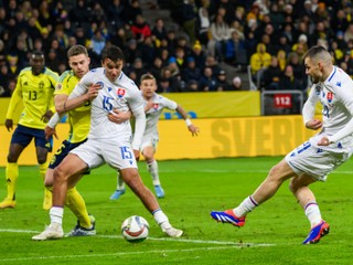 Na snímke sprava Matúš Bero (Slovensko), David Strelec (Slovensko) a Gabriel Gudmundsson (Švédsko) počas zápasu 5. kola C-divízie Ligy národov Švédsko - Slovensko v sobotu 16. novembra 2024 v Štokholme. 