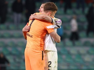 Na snímke zľava sa radujú z víťazstva brankár Trnavy Žiga Frelih a Lukáš Štetina po zápase štvrťfinále Slovnaft Cupu medzi MŠK Žilina - FC Spartak Trnava v utorok 11. marca 2025 v Žiline.  