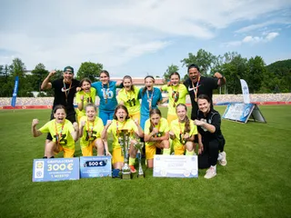 Dievčatá zo ZŠ Lúčna z Vranova nad Topľou, ktoré vyhrali Školšký pohár SFZ