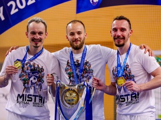 Gabriel Rick, Martin Zdráhal a Peter Kozár sa tešia z majstrovského titulu.