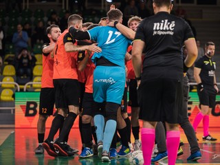 Reklama na futsal. Najvyrovnanejšiu štvrťfinálovú sériu play-off rozhodne až tretí duel v stredu v Bratislave