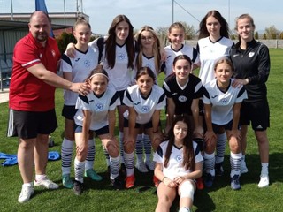 Dievčenský tím Futsalslovakia U-15 na turnaji v Radave s dvomi víťazstvami