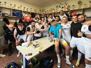 Novic vyrovnal v oslabení, obrat „Herthy“ v šlágri