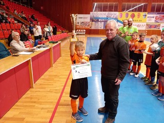 Na halovom turnaji družstiev U9 sa z víťazstva tešili hráči TJ Priehrada Nitrianske Rudno.