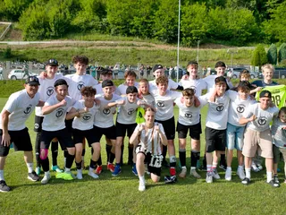 Starší žiaci Juventusu Žilina sa tešia zo zaslúženého titulu: Deti si futbal naplno užívajú